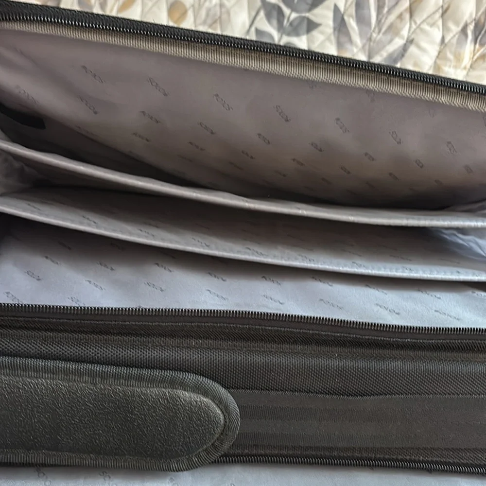 Like new men’s SOLO New York Ballistic nylon computer case!!
